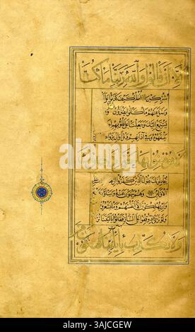 Dieses Folio des Korans, das von Ala-al-DIN Tabrizi 1554 n. Chr. kopiert wurde, zeigt sowohl Thuluth als auch Naskh-Schriften, zwei der am meisten verehrten kalligraphischen Stile der islamischen Kunst. Sie ist in der Malek Nationalbibliothek aufbewahrt und spiegelt die islamische Schrifttradition wider. Stockfoto