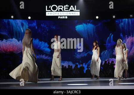 Shanghai, China. 9. April 2025. Am Abend des 9. April 2025 stellte eine in Technologie integrierte Luxusmarke in Shanghai ihre bahnbrechende Show „Hair Artistry: The Ultimate Frontier“ vor. Das Spektakel zeigte kollaborative Kreationen weltbekannter Friseurfreunde, deren meisterhafte Techniken die Besucher mit avantgardistischer Haarkunst bezaubern. Quelle: Tang Yanjun/China News Service/Alamy Live News Stockfoto