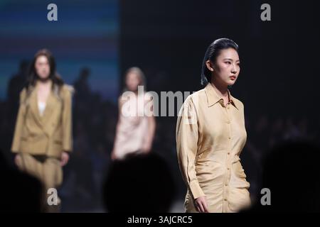 Shanghai, China. 9. April 2025. Am Abend des 9. April 2025 stellte eine in Technologie integrierte Luxusmarke in Shanghai ihre bahnbrechende Show „Hair Artistry: The Ultimate Frontier“ vor. Das Spektakel zeigte kollaborative Kreationen weltbekannter Friseurfreunde, deren meisterhafte Techniken die Besucher mit avantgardistischer Haarkunst bezaubern. Quelle: Tang Yanjun/China News Service/Alamy Live News Stockfoto