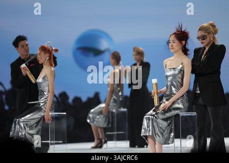 Shanghai, China. 9. April 2025. Am Abend des 9. April 2025 stellte eine in Technologie integrierte Luxusmarke in Shanghai ihre bahnbrechende Show „Hair Artistry: The Ultimate Frontier“ vor. Das Spektakel zeigte kollaborative Kreationen weltbekannter Friseurfreunde, deren meisterhafte Techniken die Besucher mit avantgardistischer Haarkunst bezaubern. Quelle: Tang Yanjun/China News Service/Alamy Live News Stockfoto