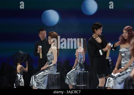 Shanghai, China. 9. April 2025. Am Abend des 9. April 2025 stellte eine in Technologie integrierte Luxusmarke in Shanghai ihre bahnbrechende Show „Hair Artistry: The Ultimate Frontier“ vor. Das Spektakel zeigte kollaborative Kreationen weltbekannter Friseurfreunde, deren meisterhafte Techniken die Besucher mit avantgardistischer Haarkunst bezaubern. Quelle: Tang Yanjun/China News Service/Alamy Live News Stockfoto