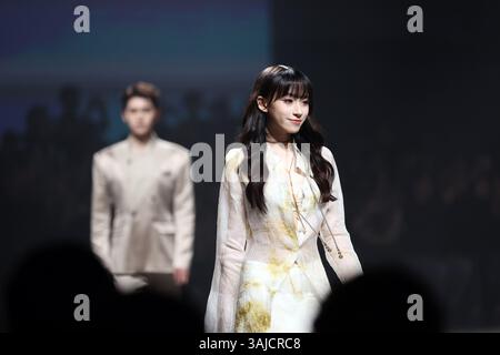 Shanghai, China. 9. April 2025. Am Abend des 9. April 2025 stellte eine in Technologie integrierte Luxusmarke in Shanghai ihre bahnbrechende Show „Hair Artistry: The Ultimate Frontier“ vor. Das Spektakel zeigte kollaborative Kreationen weltbekannter Friseurfreunde, deren meisterhafte Techniken die Besucher mit avantgardistischer Haarkunst bezaubern. Quelle: Tang Yanjun/China News Service/Alamy Live News Stockfoto
