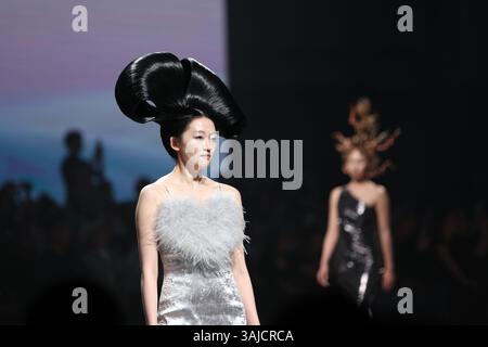 Shanghai, China. 9. April 2025. Am Abend des 9. April 2025 stellte eine in Technologie integrierte Luxusmarke in Shanghai ihre bahnbrechende Show „Hair Artistry: The Ultimate Frontier“ vor. Das Spektakel zeigte kollaborative Kreationen weltbekannter Friseurfreunde, deren meisterhafte Techniken die Besucher mit avantgardistischer Haarkunst bezaubern. Quelle: Tang Yanjun/China News Service/Alamy Live News Stockfoto
