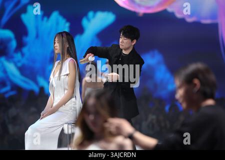 Shanghai, China. 9. April 2025. Am Abend des 9. April 2025 stellte eine in Technologie integrierte Luxusmarke in Shanghai ihre bahnbrechende Show „Hair Artistry: The Ultimate Frontier“ vor. Das Spektakel zeigte kollaborative Kreationen weltbekannter Friseurfreunde, deren meisterhafte Techniken die Besucher mit avantgardistischer Haarkunst bezaubern. Quelle: Tang Yanjun/China News Service/Alamy Live News Stockfoto