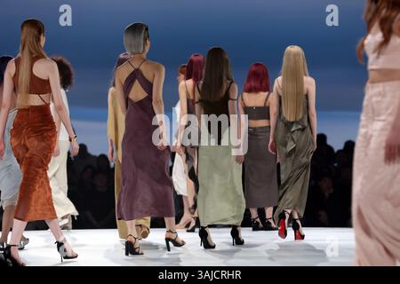 Shanghai, China. 9. April 2025. Am Abend des 9. April 2025 stellte eine in Technologie integrierte Luxusmarke in Shanghai ihre bahnbrechende Show „Hair Artistry: The Ultimate Frontier“ vor. Das Spektakel zeigte kollaborative Kreationen weltbekannter Friseurfreunde, deren meisterhafte Techniken die Besucher mit avantgardistischer Haarkunst bezaubern. Quelle: Tang Yanjun/China News Service/Alamy Live News Stockfoto