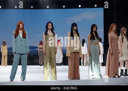 Shanghai, China. 9. April 2025. Am Abend des 9. April 2025 stellte eine in Technologie integrierte Luxusmarke in Shanghai ihre bahnbrechende Show „Hair Artistry: The Ultimate Frontier“ vor. Das Spektakel zeigte kollaborative Kreationen weltbekannter Friseurfreunde, deren meisterhafte Techniken die Besucher mit avantgardistischer Haarkunst bezaubern. Quelle: Tang Yanjun/China News Service/Alamy Live News Stockfoto