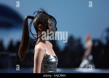 Shanghai, China. 9. April 2025. Am Abend des 9. April 2025 stellte eine in Technologie integrierte Luxusmarke in Shanghai ihre bahnbrechende Show „Hair Artistry: The Ultimate Frontier“ vor. Das Spektakel zeigte kollaborative Kreationen weltbekannter Friseurfreunde, deren meisterhafte Techniken die Besucher mit avantgardistischer Haarkunst bezaubern. Quelle: Tang Yanjun/China News Service/Alamy Live News Stockfoto