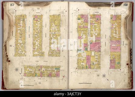 Der San Francisco Sanborn Insurance Map Atlas von 1905 bietet farbige, detaillierte Karten der Stadt, einschließlich wichtiger Merkmale wie Feuerhäuser, Ställe, Aufzüge und Schornsteine. Es ist in eine stabile, verstärkte Abdeckung gebunden und liefert genaue Karten (50 Fuß bis ein Zoll), die die damalige Infrastruktur San Franciscos dokumentieren. Stockfoto