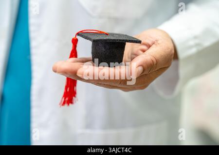 Asiatische Arzt Studie lernen mit Abschluss GAP Hut in Krankenhausstation, clever hell Genie Bildung Medizin Konzept. Stockfoto
