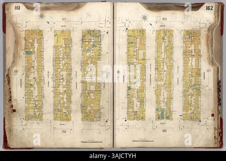 Dieser Sanborn Insurance Map Atlas für San Francisco von 1905 enthält farbige, detaillierte Karten mit Informationen über Feuerhäuser, Ställe, Schornsteine und Aufzüge. Die Karten sind aus schwerem Karton mit roter Lederverstärkung und grauem Tuch gebunden, was eine lange Lebensdauer gewährleistet. Die Skala ist 50 Fuß bis einen Zoll, was eine genaue Darstellung der Infrastruktur der Stadt liefert. Stockfoto