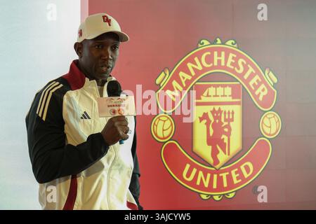 Hongkong, China, 10. April 2025. Der pensionierte Fußballspieler Dwight Eversley Yorke nimmt an einer Pressekonferenz Teil, während Manchester United am 10. April 2025 Hongkong in Hongkong, China, besuchen wird. Manchester United wird Hongkong im Mai besuchen, um im Hong Kong Stadium ein Ausstellungsspiel gegen die chinesische Mannschaft aus Hongkong auszuspielen. Das letzte Mal, dass Manchester United Hongkong besuchte, war 2013. Quelle: Chen Yongnuo/China News Service/Alamy Live News Stockfoto