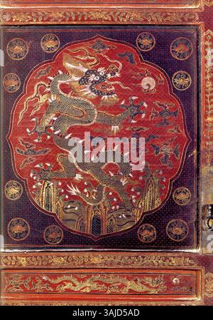 Ein Lackschrank der Ming-Dynastie aus der Wanli-Ära (1573–1620) mit einem Drachen- und Wolkenmotiv. Das komplizierte Design unterstreicht die symbolische Bedeutung von Drachen in der chinesischen Kultur, die Macht, Stärke und imperiale Autorität repräsentieren. Stockfoto