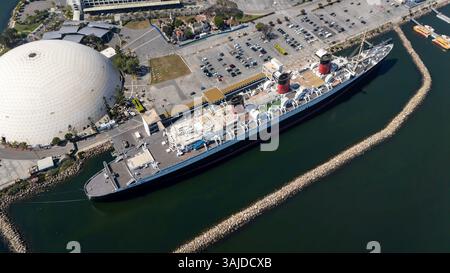 Ein Blick auf die Queen Mary aus der Vogelperspektive zeigt das majestätische, pensionierte Ozeanschiff in Long Beach, dessen elegante Linien und Vintage-Charme maritimer Ruhm wecken. Stockfoto