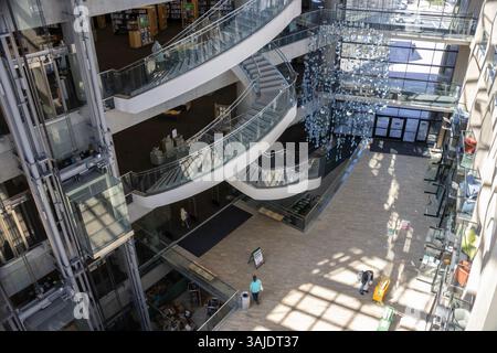 Blick von oben auf das Atrium in der Hauptbibliothek von Salt Lake City in Salt Lake City, Utah, USA Stockfoto