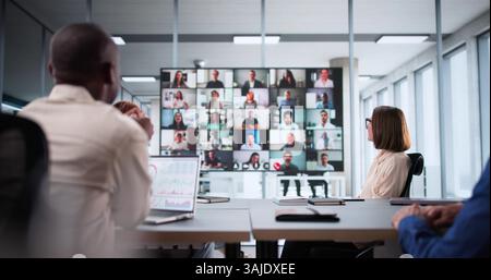 Geschäftsleute, Die Während Der Online-Videokonferenz Im Büroraum Zusammenarbeiten. Stockfoto