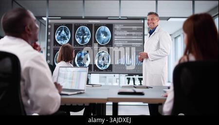 Das vielfältige medizinische Team arbeitet bei der MRT-Analyse während der Gruppenbesprechung zusammen. Stockfoto