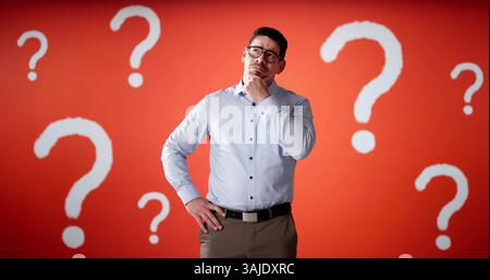 Verlorener Geschäftsmann Und Fragezeichen. Mitarbeiter, Der Karriere Wählt Stockfoto