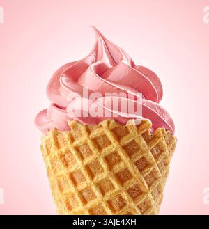 Nahaufnahme von weicher Erdbeereiskrem, isoliert auf rosa Hintergrund Stockfoto