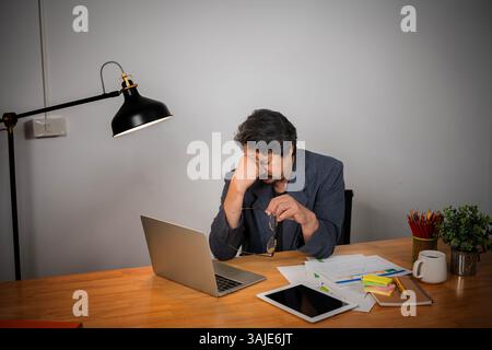 Müde junge Mann fühlen Schmerzen Augenbelastung halten Brille reiben trocken gereizte Augen müde von Computer-Arbeit, gestresst Mann leiden unter Kopfschmerzen schlechte Visi Stockfoto