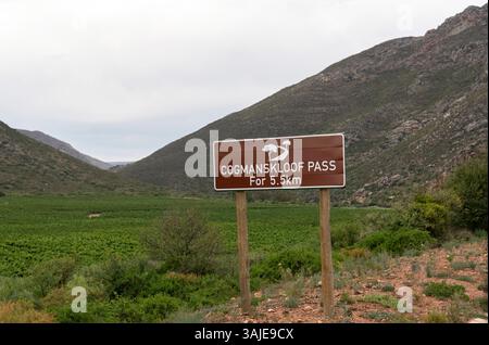 Montagu Südafrika. 18.01.2023. Braunes Touristenschild für den Cogmanskloof-Pass im Westkap. Stockfoto