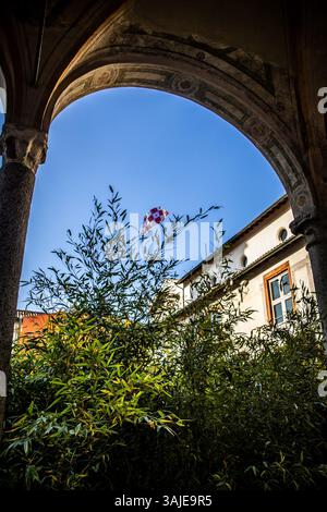 Gucci präsentiert Gucci | Bamboo Encounters, eine Ausstellung im Chiostri di San Simpliciano während der Fuorisalone Milan Design Week - Mailand, Italien - april 8-13 2025 Credit: Kines Milano/Alamy Live News Stockfoto