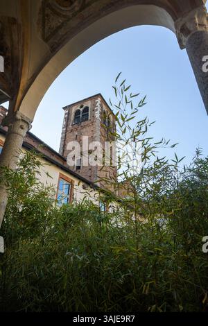 Gucci präsentiert Gucci | Bamboo Encounters, eine Ausstellung im Chiostri di San Simpliciano während der Fuorisalone Milan Design Week - Mailand, Italien - april 8-13 2025 Credit: Kines Milano/Alamy Live News Stockfoto