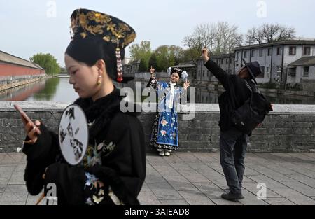 Peking, China. April 2025. Besucher machen Fotos neben einem Fluss in Peking, der Hauptstadt Chinas, am 8. April 2025. Im Frühjahr 2025 begannen Fotografiebegeisterte mit ihren Smartphones und Kameras, Frühlingskulissen einzufangen, was ein unverwechselbares Phänomen im Frühling schuf. Das Engagement der Öffentlichkeit in der Fotografie hat in den letzten Jahren einen bemerkenswerten Zuwachs verzeichnet, der auf Fortschritte bei der Smartphone-Fotografie und die weitverbreitete Nutzung sozialer Medien zurückzuführen ist. Dieser „Fotografiewahn“ hat gleichzeitig den Tourismus und die Frühjahrswirtschaft angeregt. Quelle: Jin Liangkuai/Xinhua/Alamy Live News Stockfoto