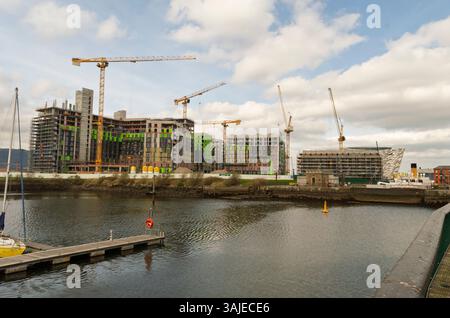 Belfast Co. Antrim Northern Ireland 26. März 2025 – umstrittene Titanic-Wohnungen werden gebaut, die das Gebäude des Titanic Museum verdecken Stockfoto