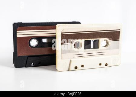 Ein paar alte Tonbandkassetten auf dem weißen Hintergrund Stockfoto