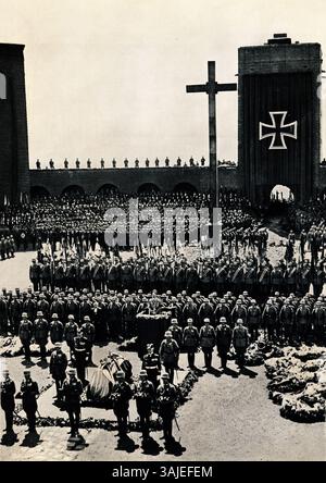 Deutschland, Hohenstein, 07.08.1934 Adolf Hitler (* 20. April 1889 in Braunau am Inn, 30. April 1945 in Berlin) war ein deutscher Politiker österreichischer Herkunft. Er war ab 29. Juli 1921 Vorsitzender der NSDAP, wurde am 30. Januar 1933 Reichskanzler und war von 1934 bis zu seinem Selbstmord 1945 unter dem Titel „Führer und Reichskanzler“ sowie ab 4. Februar 1938 Oberbefehlshaber der Wehrmacht. [Automatisierte Übersetzung] Stockfoto