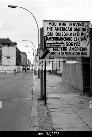 Grenzübergang der Alliierten Checkpoint Charlie an der Friedrichstraße in Berlin. [Automatisierte Übersetzung] Stockfoto
