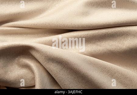 Elegantes, pastellgraues Seidenmaterial mit glatten Falten und einem weichen, luxuriösen Finish. Stockfoto