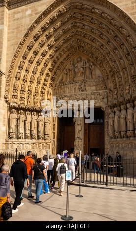 Frankreich, Paris, Ile de la Cite, Kathedrale Notre Dame, Warteschlange für Besucher, die den Eingang betreten Stockfoto