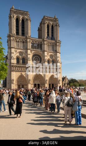 Frankreich, Paris, Ile de la Cite, Kathedrale Notre Dame, Warteschlange mit Besuchern, die draußen auf dem Parvis Notre Dame warten Stockfoto