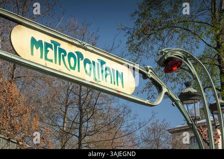 Frankreich, Paris, Ile de la Cite, Metrostation Cite, Original Art Nouveau Metropolitain Schild über dem Eingang Stockfoto