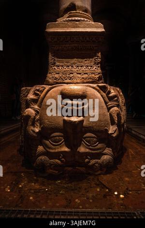 Kopf der Medusa in einen Stützpfeiler in der Cisterna Basilica, dem alten Wasserreservat von Konstantinopel, erbaut von Kaiser Justinian, heute Istanbul, Türkei Stockfoto