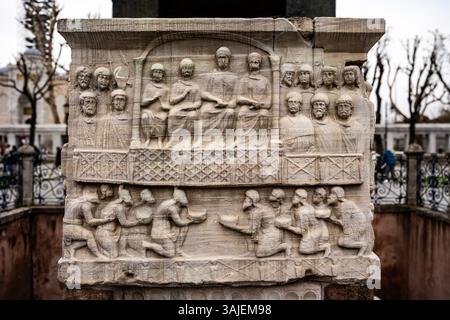 Marmorsockel des Obelisken von Theodosius im Hippodrom von Konstantinopel, heute Sultanahmet Meydani, Istanbul, Türkei Stockfoto