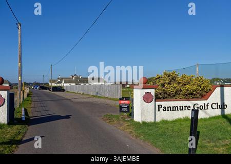 Der weiß lackierte Eingang zum Panmure Golf Club mit einem roten Muschelemblem und in der Ferne geparkte Mitgliedsautos. Stockfoto
