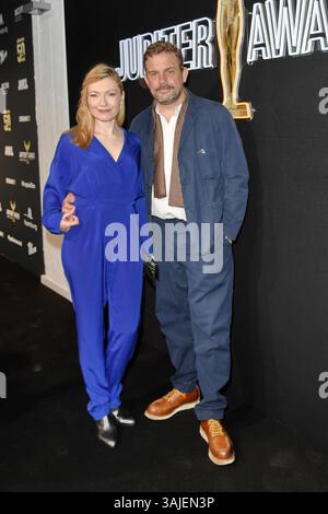 Sebastian Bezzel und Ehefrau Johanna Christine Gehlen bei der 47. Verleihung des Jupiter Awards in Hamburg am 10.04.2025 *** Sebastian Bezzel und seine Frau Johanna Christine Gehlen bei der 47. Jupiter-Preisverleihung in Hamburg am 10 04 2025 Stockfoto