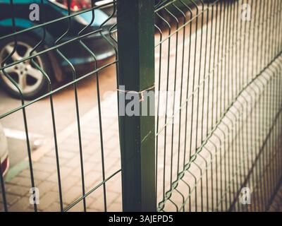 Grüner Zaun eines Spielplatzes aus Mesh in Moskau, lomographie Stockfoto