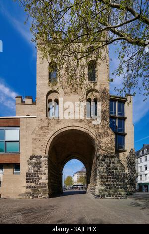 Blick vom Stadtzentrum auf die mittelalterliche Hahnentorburg mit ihrem Tor, einst Teil der mächtigen kölner Stadtmauer Stockfoto