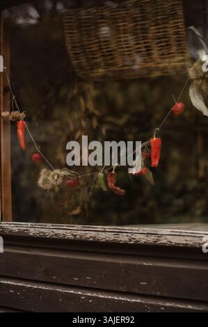blumengirlande im Fenster Stockfoto