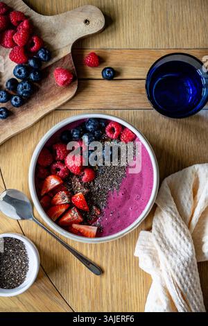 Frühstücks-Beeren-Smoothie-Schüssel mit Chia und frischem Obst Stockfoto