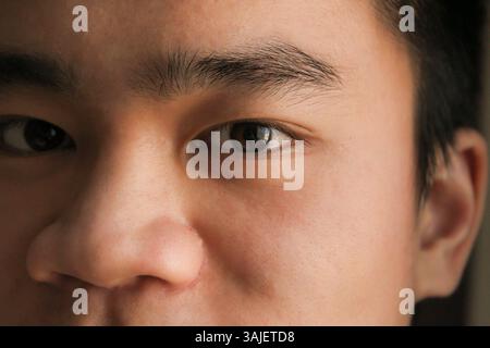 Porträt mit fokussierten Augen und natürlichem Gesichtsausdruck Stockfoto