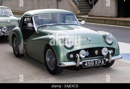 Ein Green, 1959 Triumph TR3 Sportwagen in der International Pit Lane, während des Silverstone Classic Media Day 2017 Stockfoto