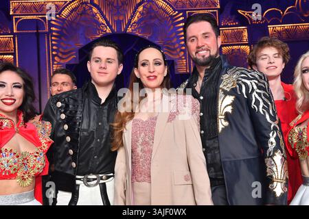 Alexis Henry Lacey-Krone, Jana Mandana Lacey-Krone und Martin Lacey jr. / Premiere / Circus Krone / Farbenspiel Gold Edition / Theresienwiese / München / 10. April 2025 *** Alexis Henry Lacey Krone, Jana Mandana Lacey Krone und Martin Lacey jr Premiere Circus Krone Farbenspiel Gold Edition Theresienwiese München 10. April 2025 Stockfoto