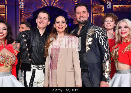 Alexis Henry Lacey-Krone, Jana Mandana Lacey-Krone und Martin Lacey jr. / Premiere / Circus Krone / Farbenspiel Gold Edition / Theresienwiese / München / 10. April 2025 *** Alexis Henry Lacey Krone, Jana Mandana Lacey Krone und Martin Lacey jr Premiere Circus Krone Farbenspiel Gold Edition Theresienwiese München 10. April 2025 Stockfoto
