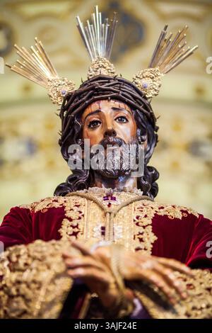 In Sevilla zeigt eine barocke Skulptur von Nuestro Padre Jesus de la Sentencia die Hingabe und Kunstfertigkeit während der Karwoche. Stockfoto