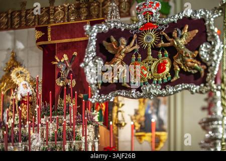Die Feierlichkeiten der Karwoche in Sevilla zeigen das Banner der Gitanos-Bruderschaft, auf dem Jesús de la Salud und die Jungfrau von Angustias zu sehen sind. Stockfoto