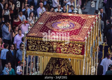Die Menschenmassen versammeln sich in Sevilla zur Karwoche und bewundern den kunstvollen Baldachin der Jungfrau des Sieges aus der Cigarreras-Bruderschaft. Stockfoto